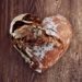 Chleb w kształcie serca na drewnianym biurku