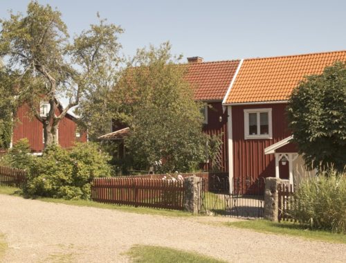 Wiejska uliczka z domami w Szwecji gdzie mieszkały dzieci z Bullerbyn