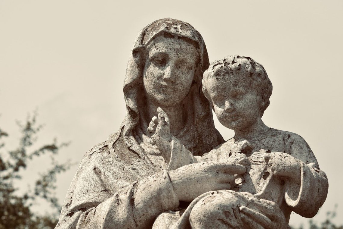 Rzeźba Maryi z dzieciątkiem Jezus