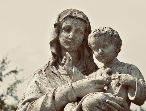 Rzeźba Maryi z dzieciątkiem Jezus